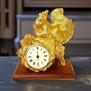 Настольные часы с белкой и орешками — фотография 1