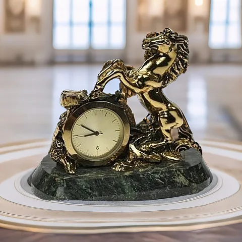Настольные часы с бронзовым конём и встроенным циферблатом