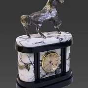 Каминные часы «Конь» из мрамора и долерита — фотография 3